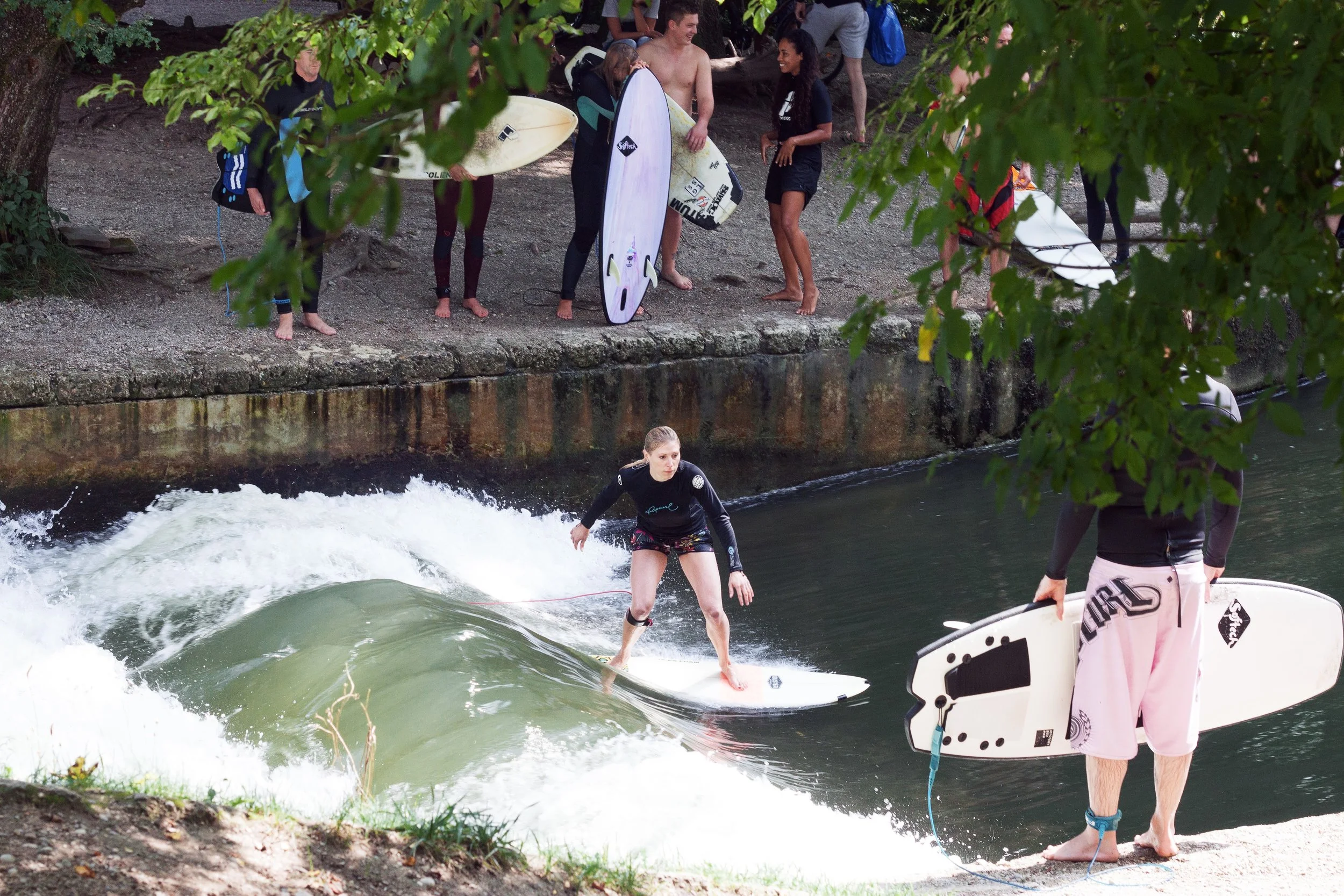Ein Treffpunkt für alle: Surfen an der Floßlände in München
