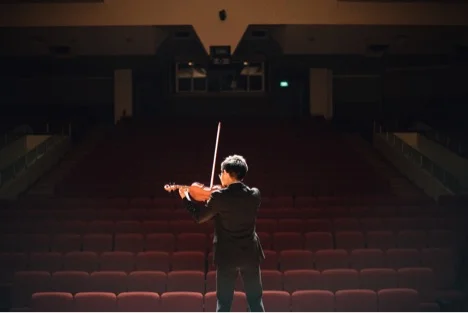 Serenity of a music lesson in an environment to be better prepared for the big show