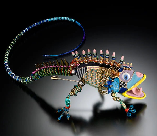 Erh Ping Tsai, Porcelain lizard pin