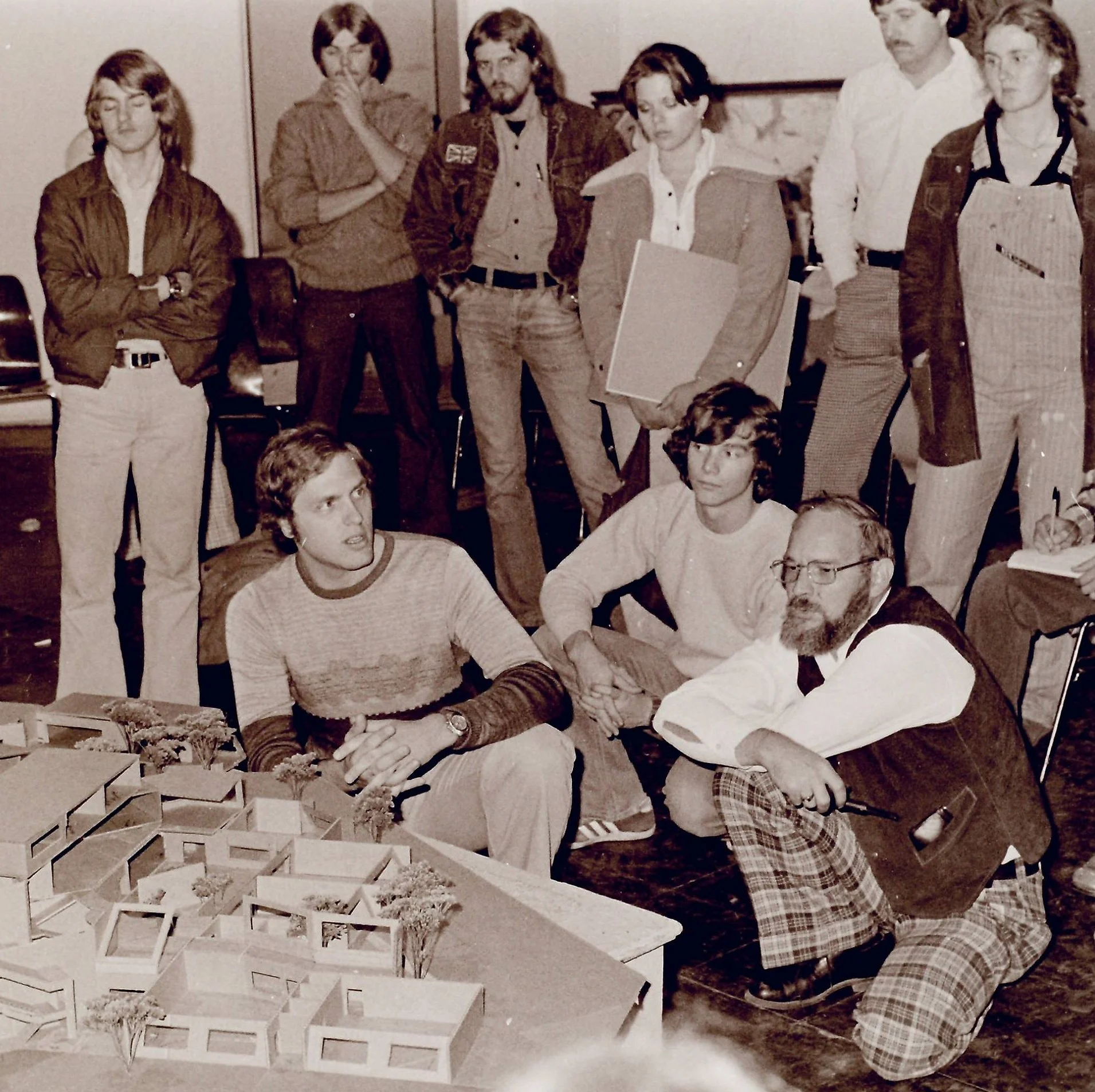 Faculty Leslie Motz with students. Courtesy of Purdue University, Fort Wayne