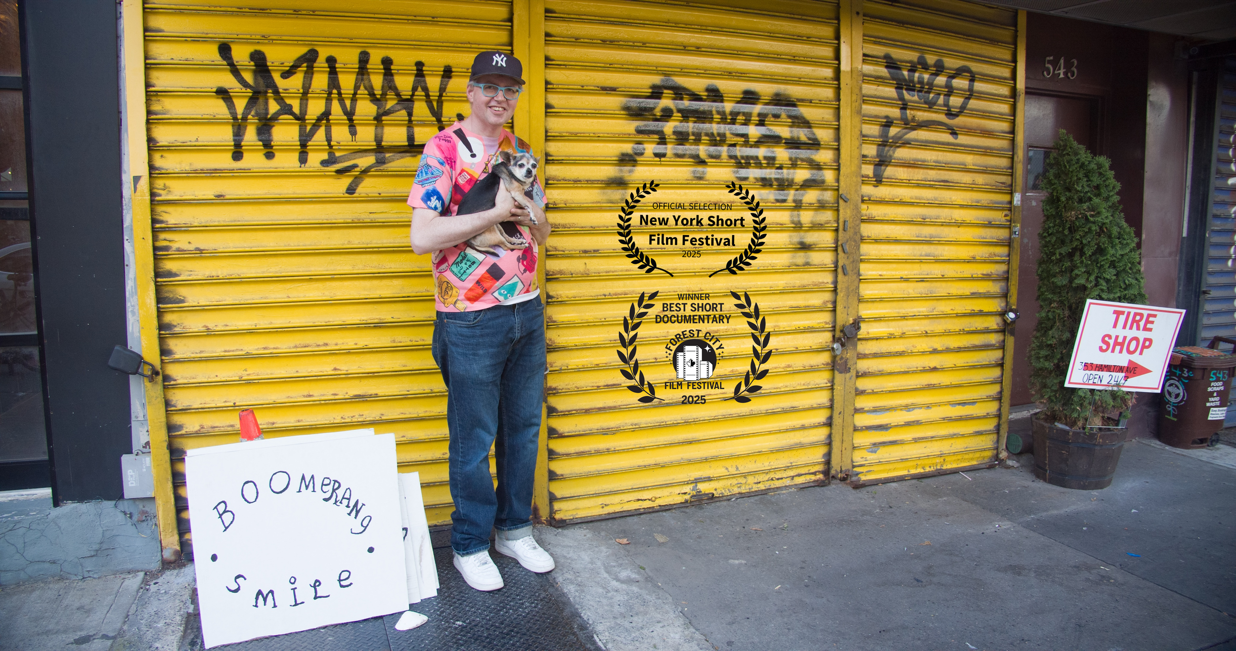 Boomerang Smile with laurels.png