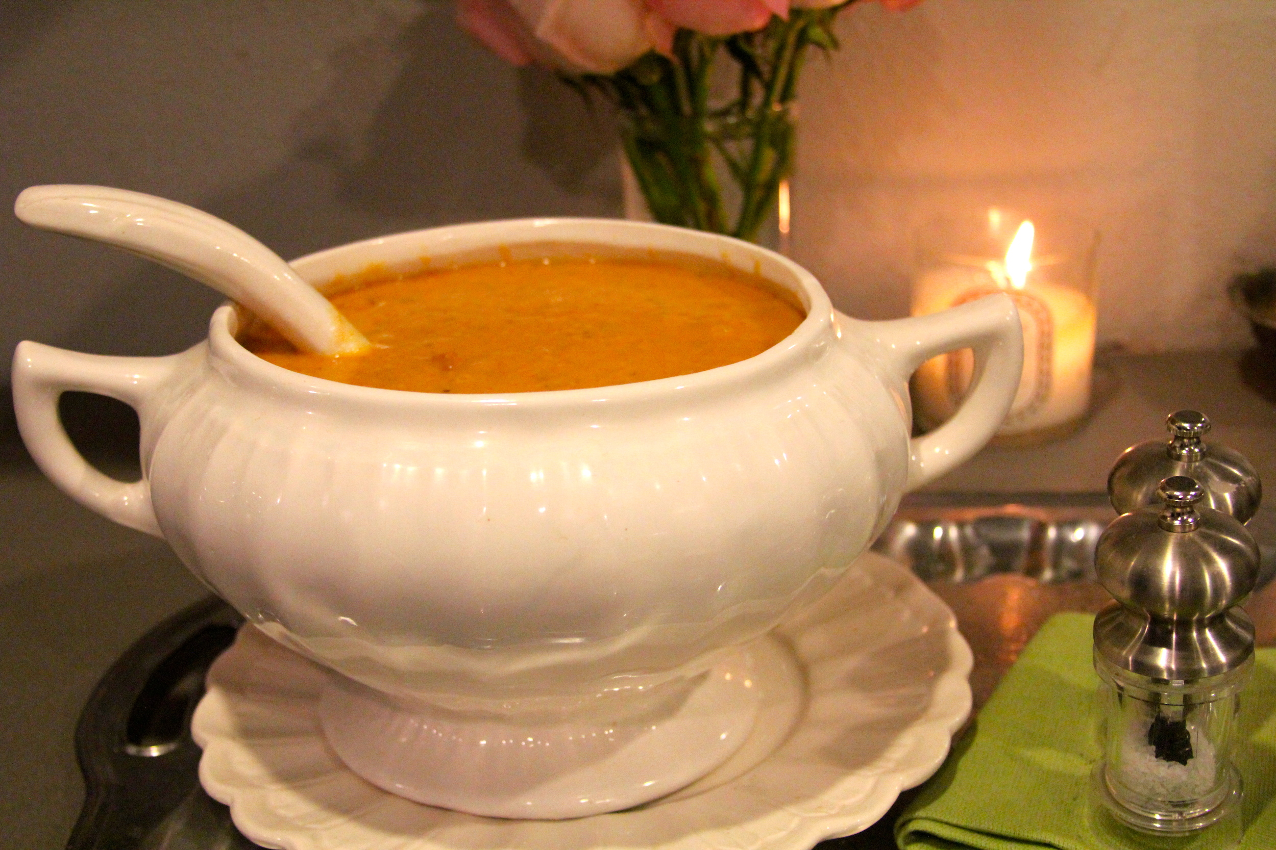 SKINNY crockpot tomato basil parmesan soup {with loads of veggies snuck in}