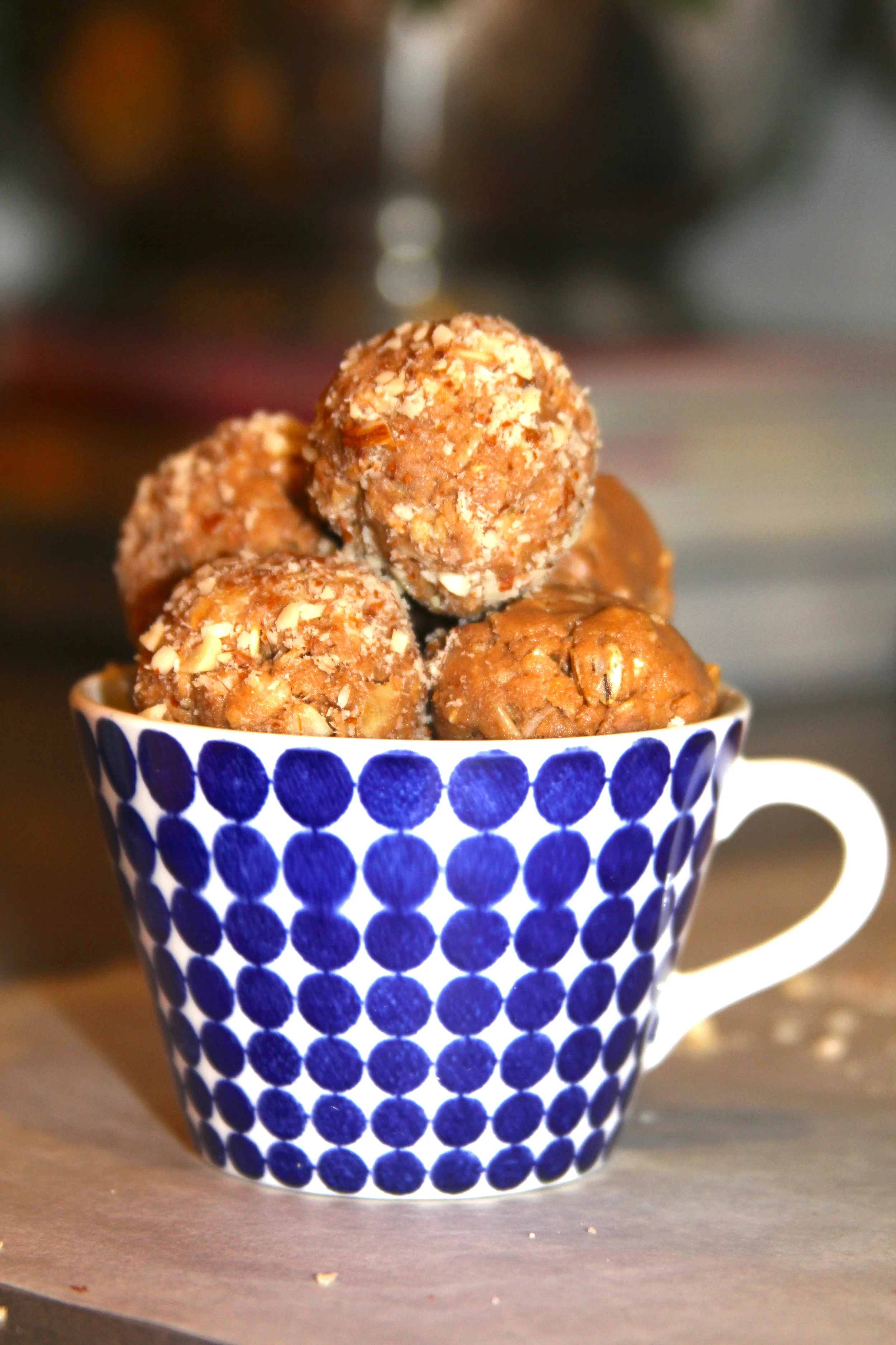 chocolate peanut butter protein balls {recipe}
