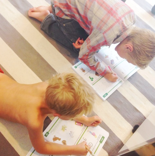 please turn it off and read a book (tips + free printable)