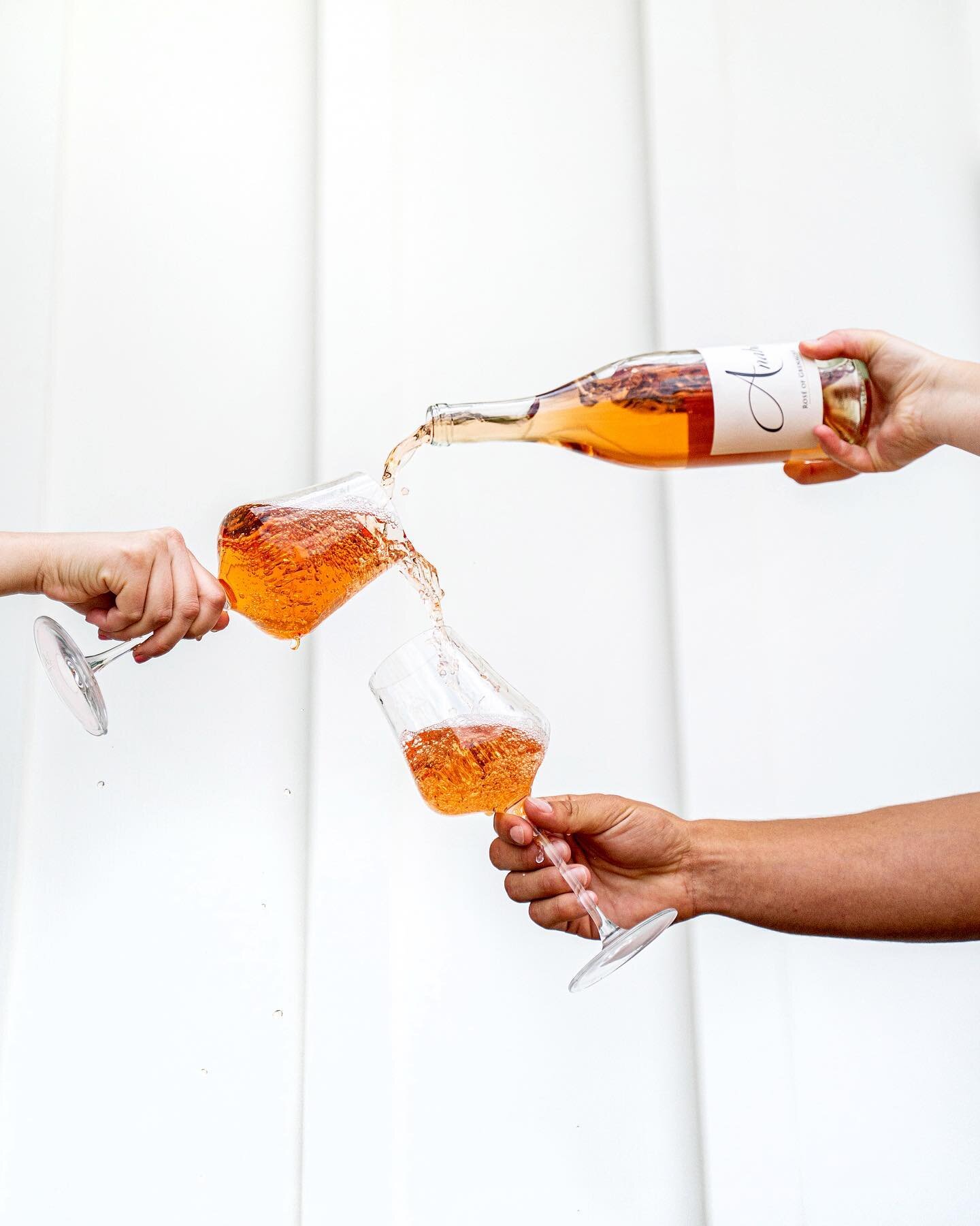 Ros&eacute; anyone? 👀 Happy #NationalRos&eacute;Day. 🙌🏻
One of my favorite shots from my last shoot at Anaba Wines. 🤌🏻 Always a stellar time shooting and creating with the @anaba_wines team! And so much fun playing around with creative captures 