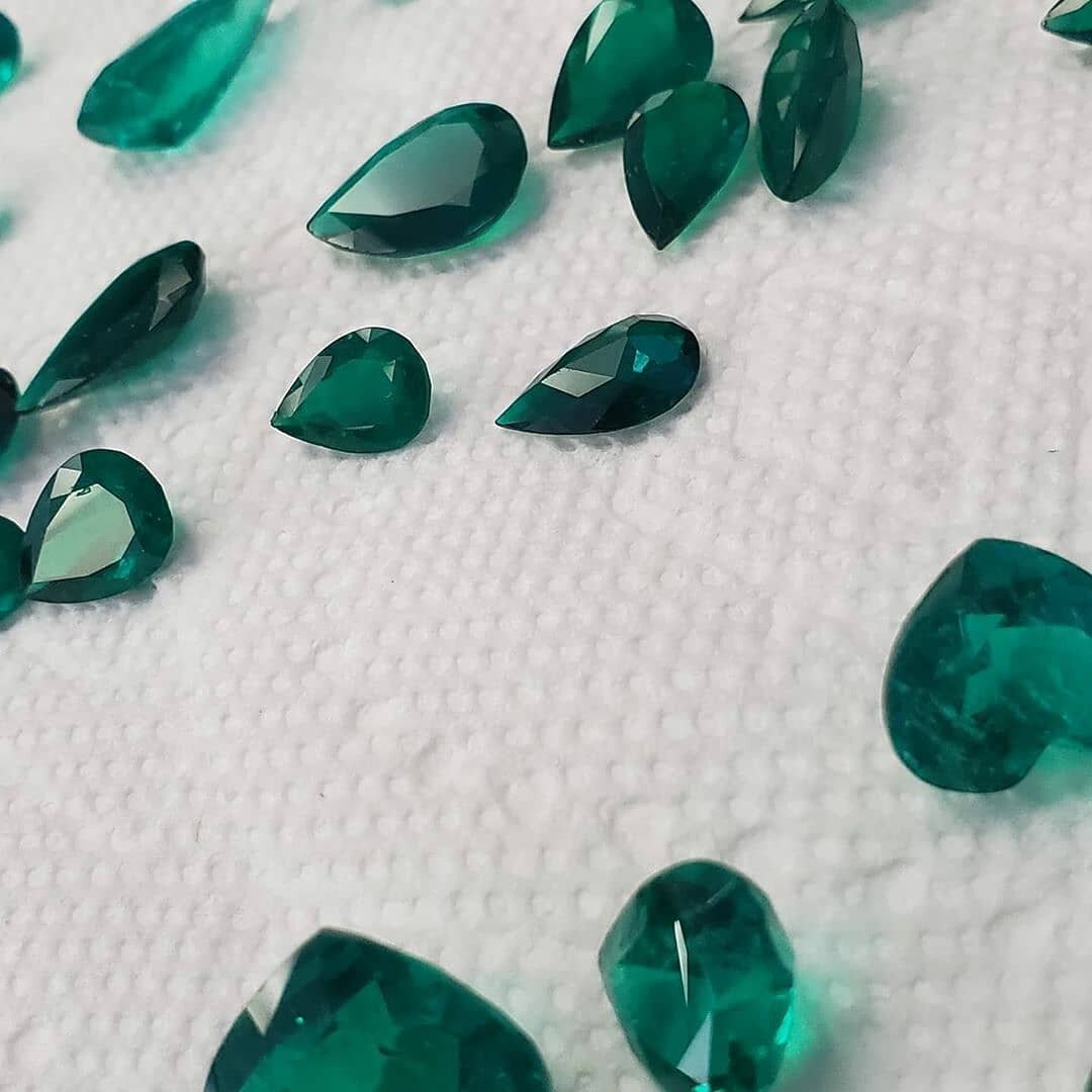 Some new Colombian emeralds to play with!
.
AVAILABLE FOR SALE
.
Let us know in the comments which shape/pieces you'd like to see next!
.
Over the last 30 years we have built a reputation for our ability to continuously provide the world's high jewel