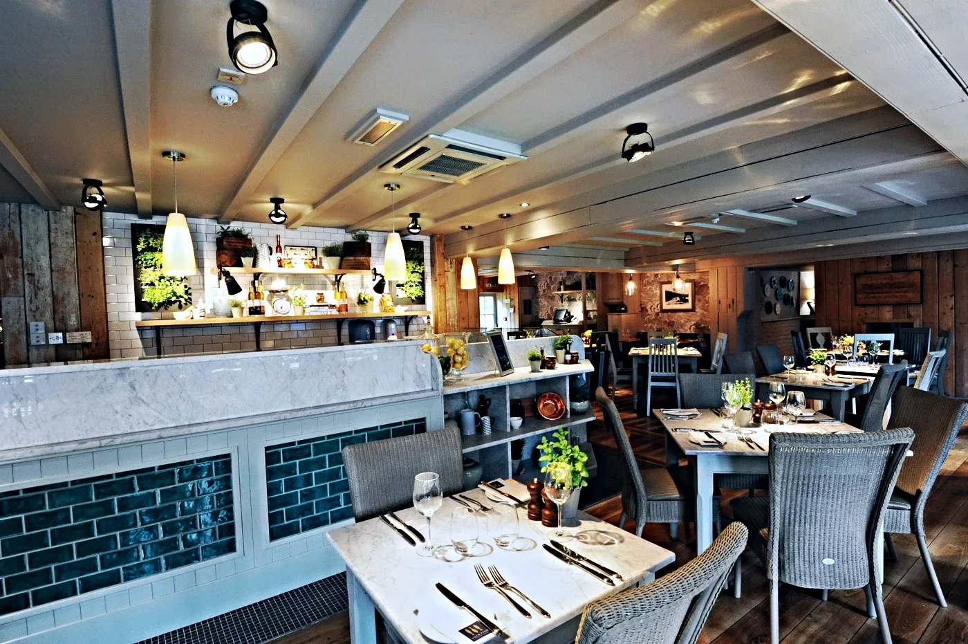 Loch Fyne Cobham 085.jpg