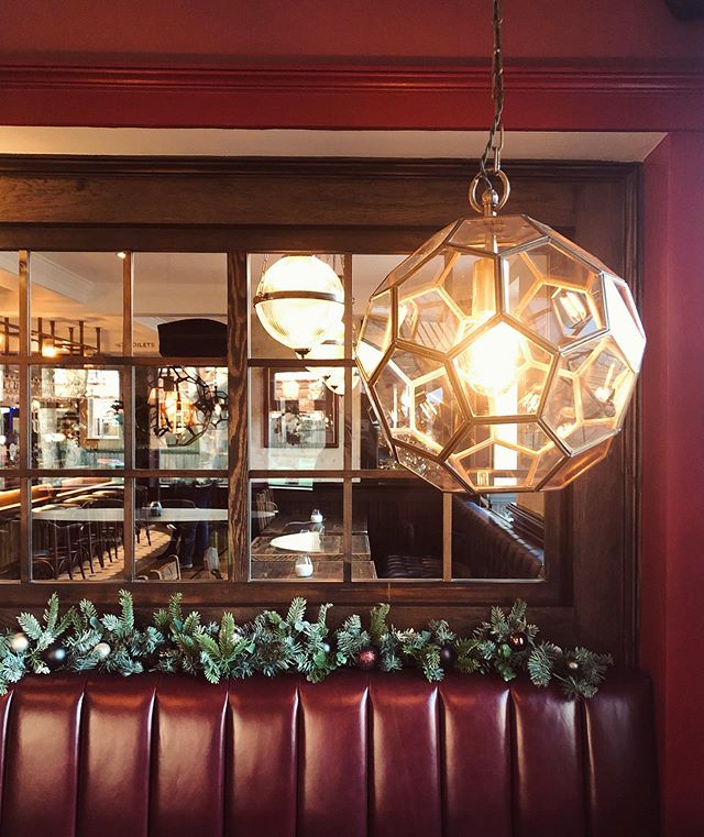 The Lounge at the @woolpackbanstead has been transformed with the additions of wall panelling, traditional paint colours,  beautiful lighting, joinery and rich upholstery
@pookylights @inngear @concorde_bgw .
.
.
.
.
#sampsonassociates #interiordesig