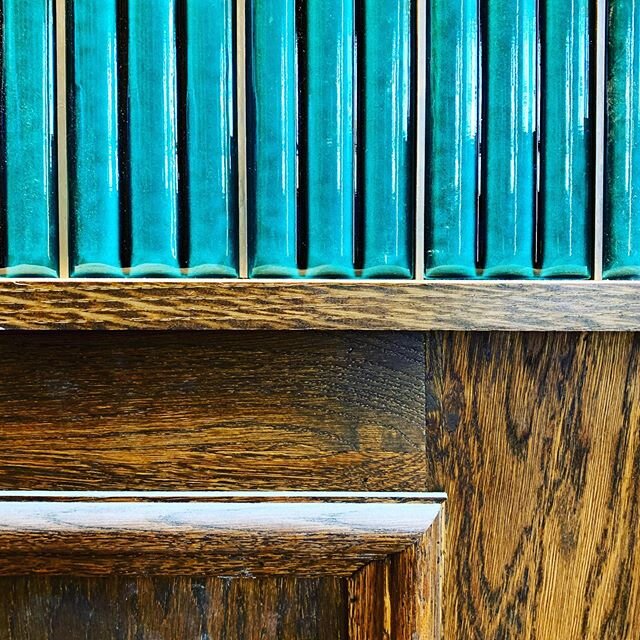 Works progressing nicely at the @thenewinn_ealing with about a month to go. Love these Bamboo Green @ottotiles with an antique brass trim detail to the new bar front
.
.
.
.
.
#detail #refurbishment #refurb #hospitalitydesign #pubdesign #interiordesi