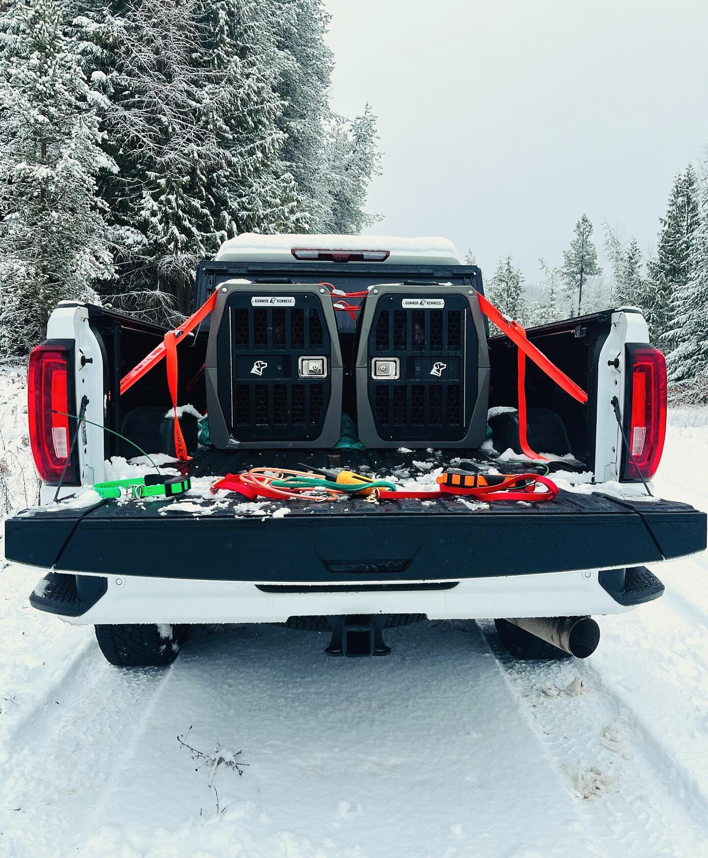 Nothing like a fresh blanket of snow to start the morning off running the hounds. Couldn&rsquo;t have asked for better weather. #rookiehunterpodcast #gunnerkennels #garminhunting #doubleuhuntingsupply