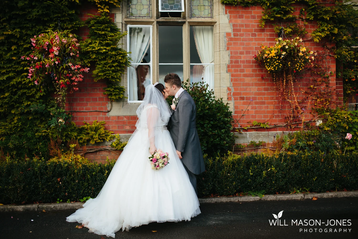  coed-y-mwstwr-welsh-wedding-photography 