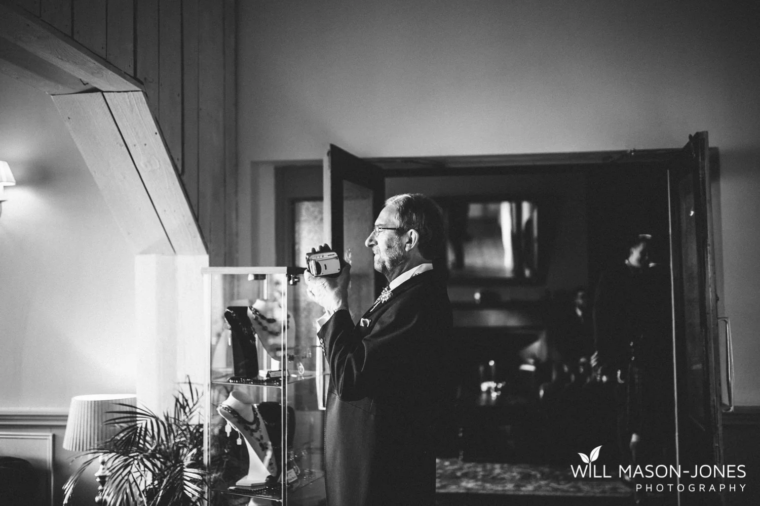 the-manor-crickhowell-wedding-documentary-photographer