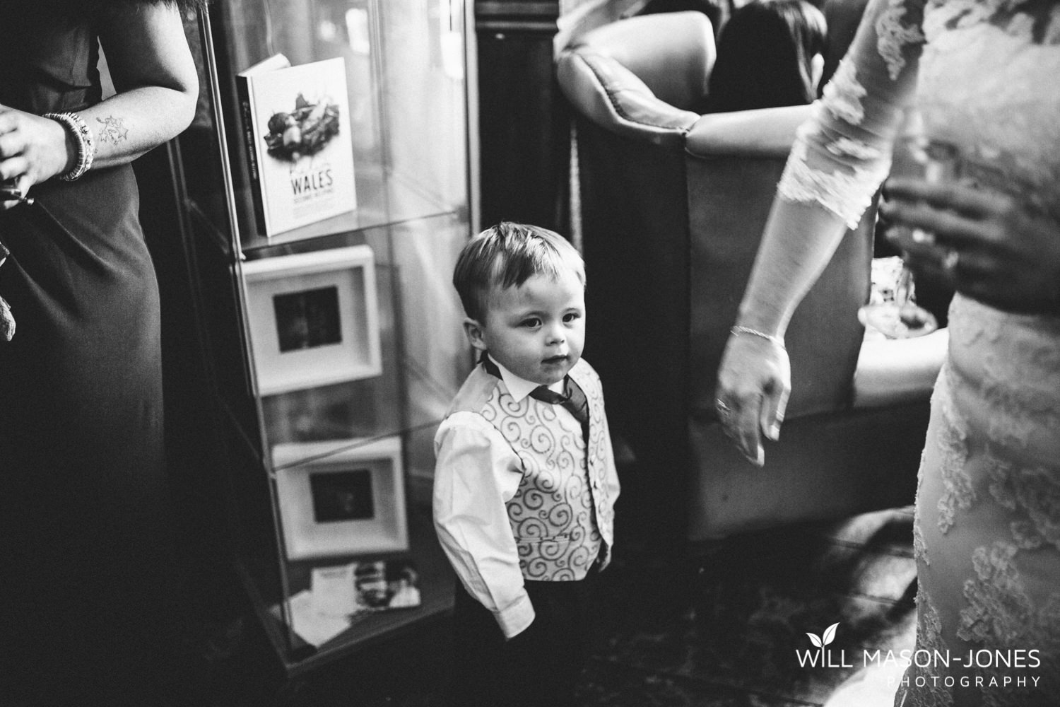 the-manor-crickhowell-wedding-documentary-photographer