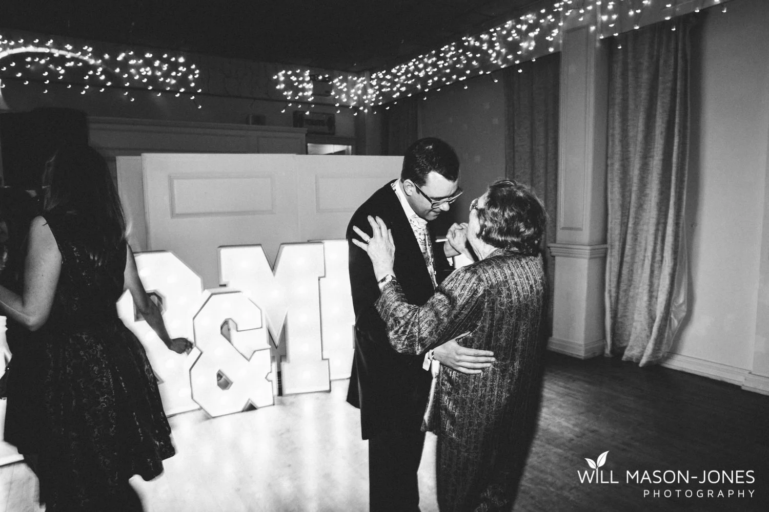 the-manor-crickhowell-wedding-documentary-photographer