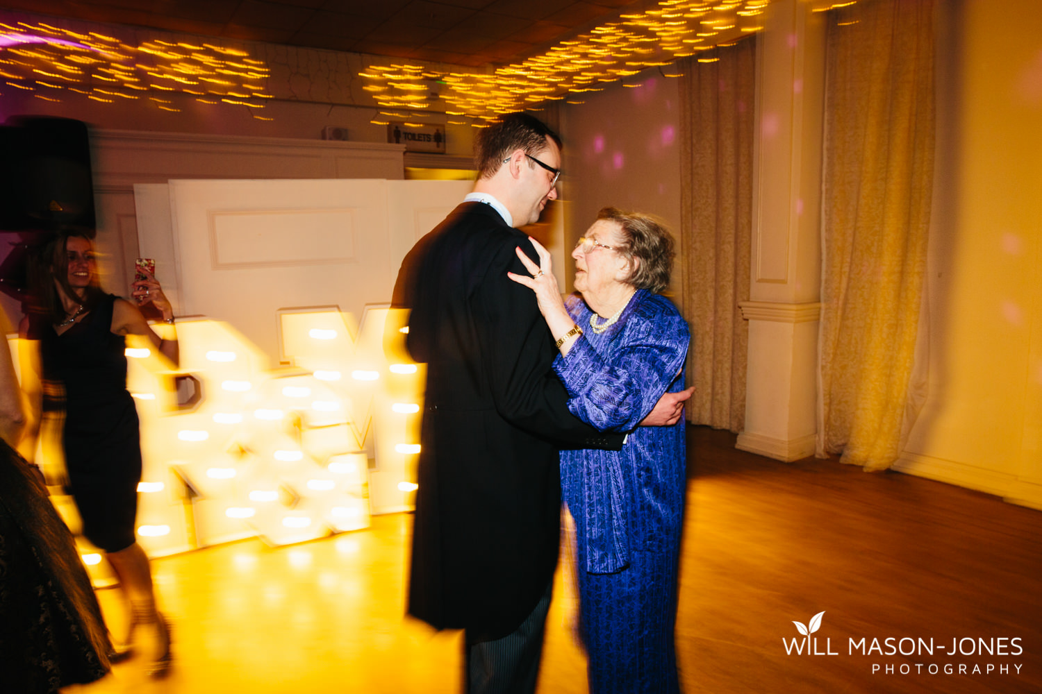 the-manor-crickhowell-wedding-documentary-photographer