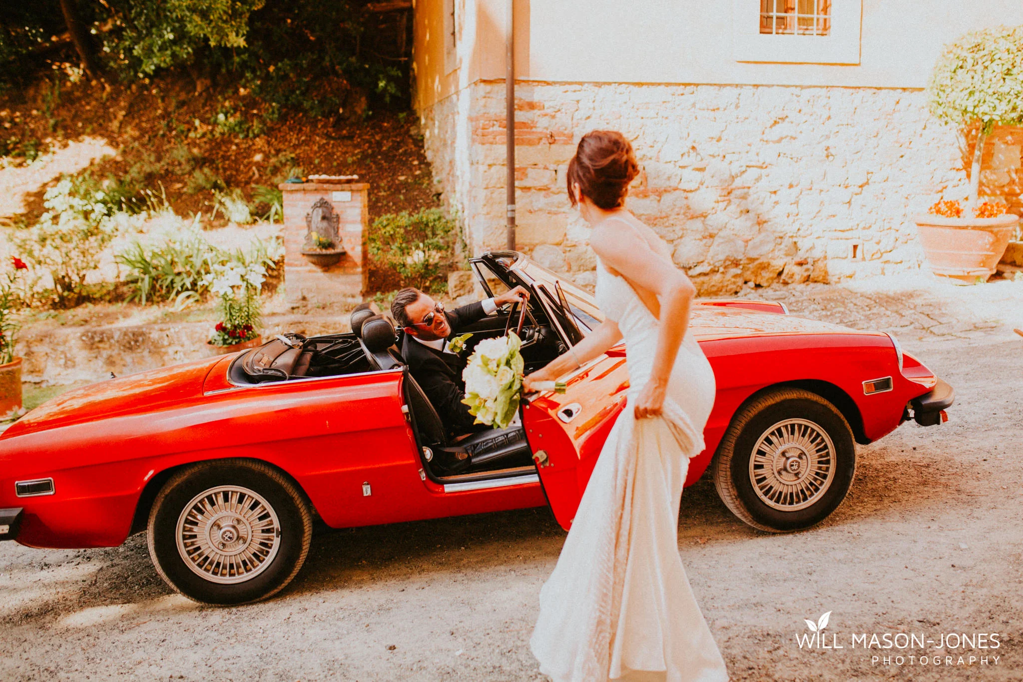  Borgo Il Castagno tuscany Italy villa destination wedding couple portraits vintage car 
