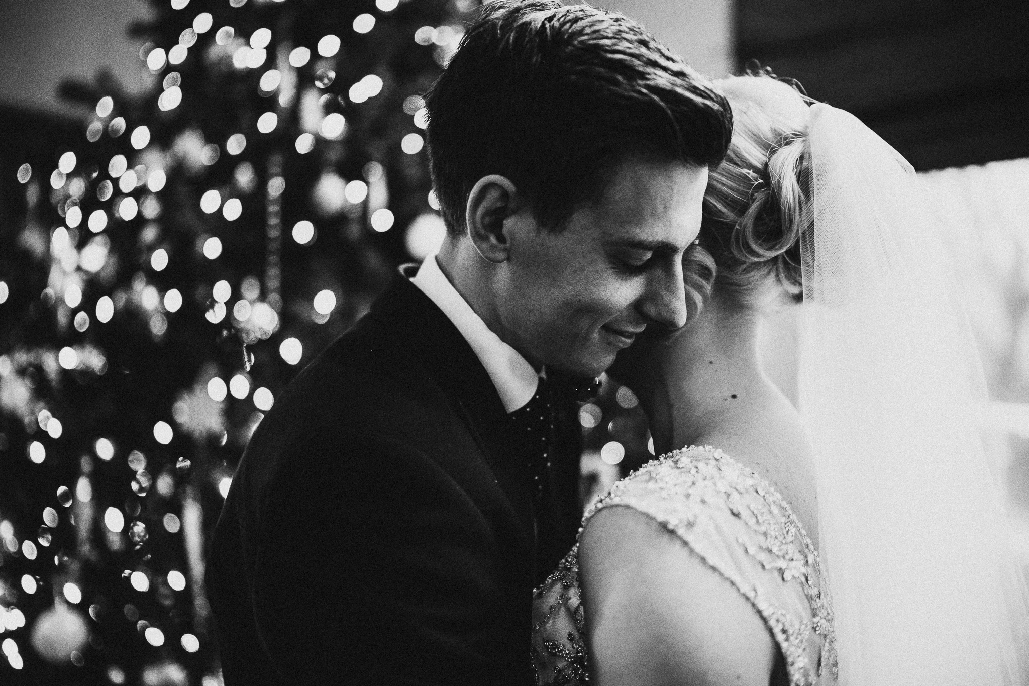 oldwalls-christmas-wedding-rainy-indoors-wet