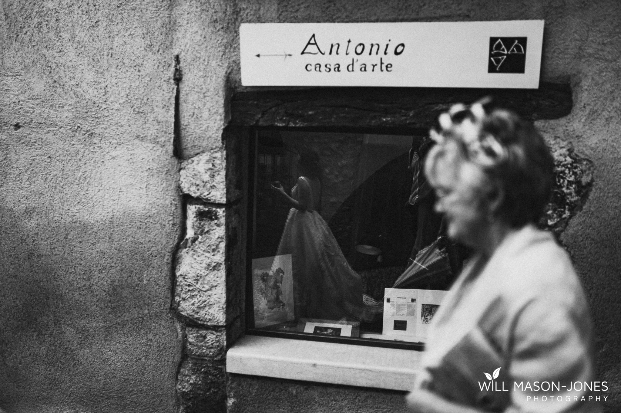  malcesine old town wedding guests candid natural photography lake garda 