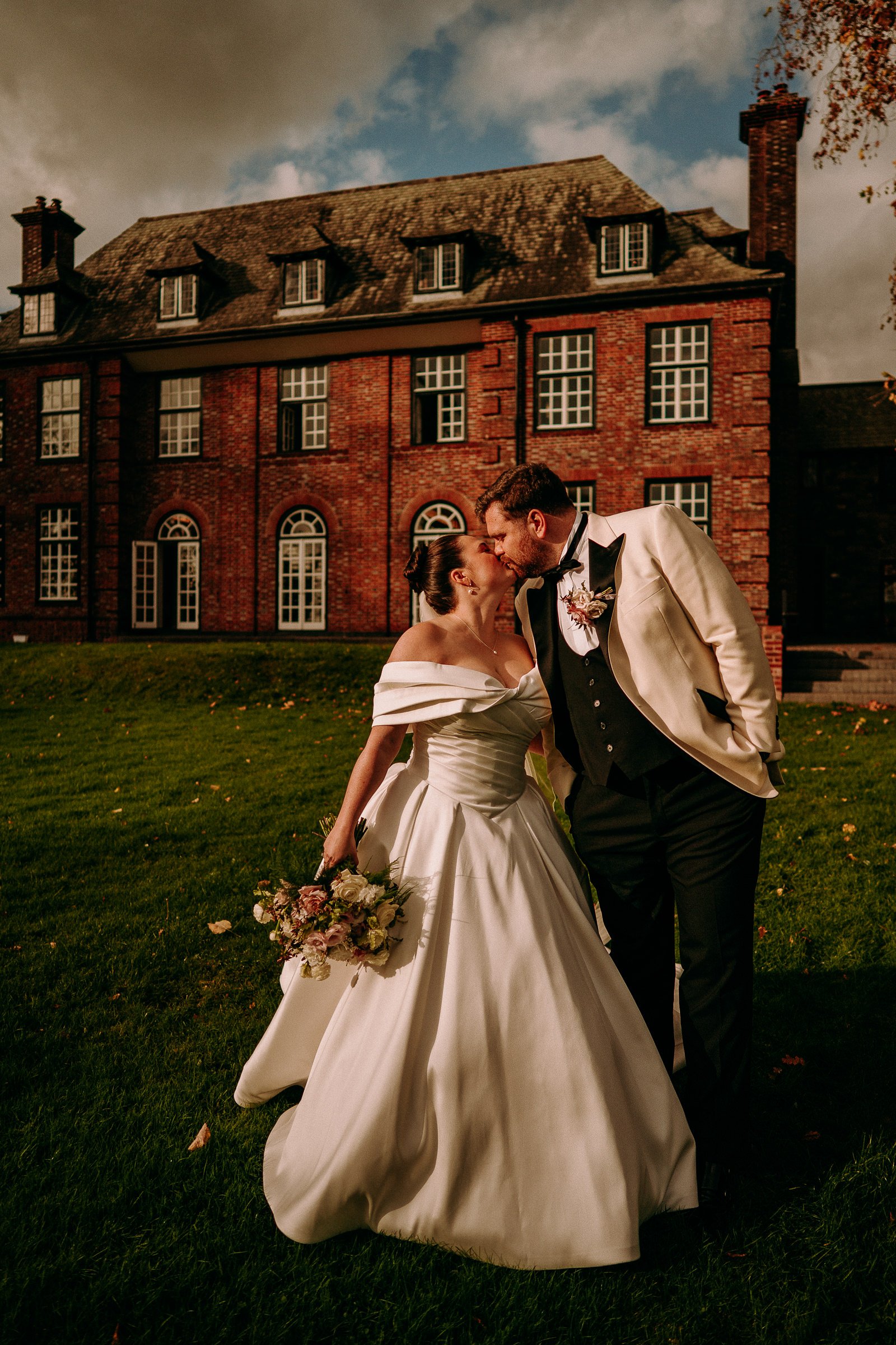 sant-ffraed-house-wedding-photographers-fun-natural-relaxed-documentary-148.jpg