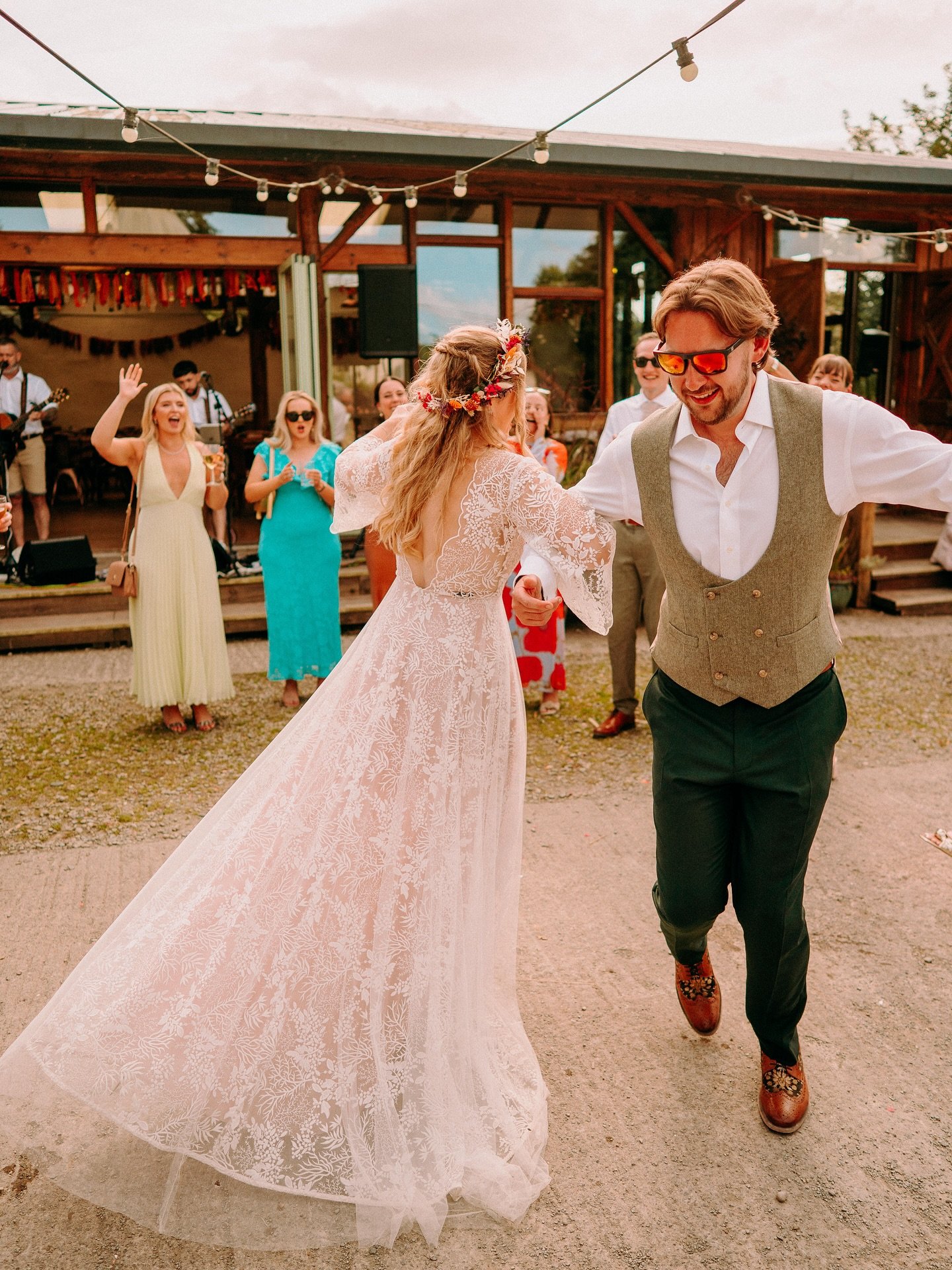 Hannah &amp; Matthew&rsquo;s wedding at @ceridwencentre was pure festival magic from start to finish 🎪✨

A sunny outdoor ceremony complete with hand fasting, mountains of confetti, and their star guest, the one and only Stella the Dachshund 🐾, set 