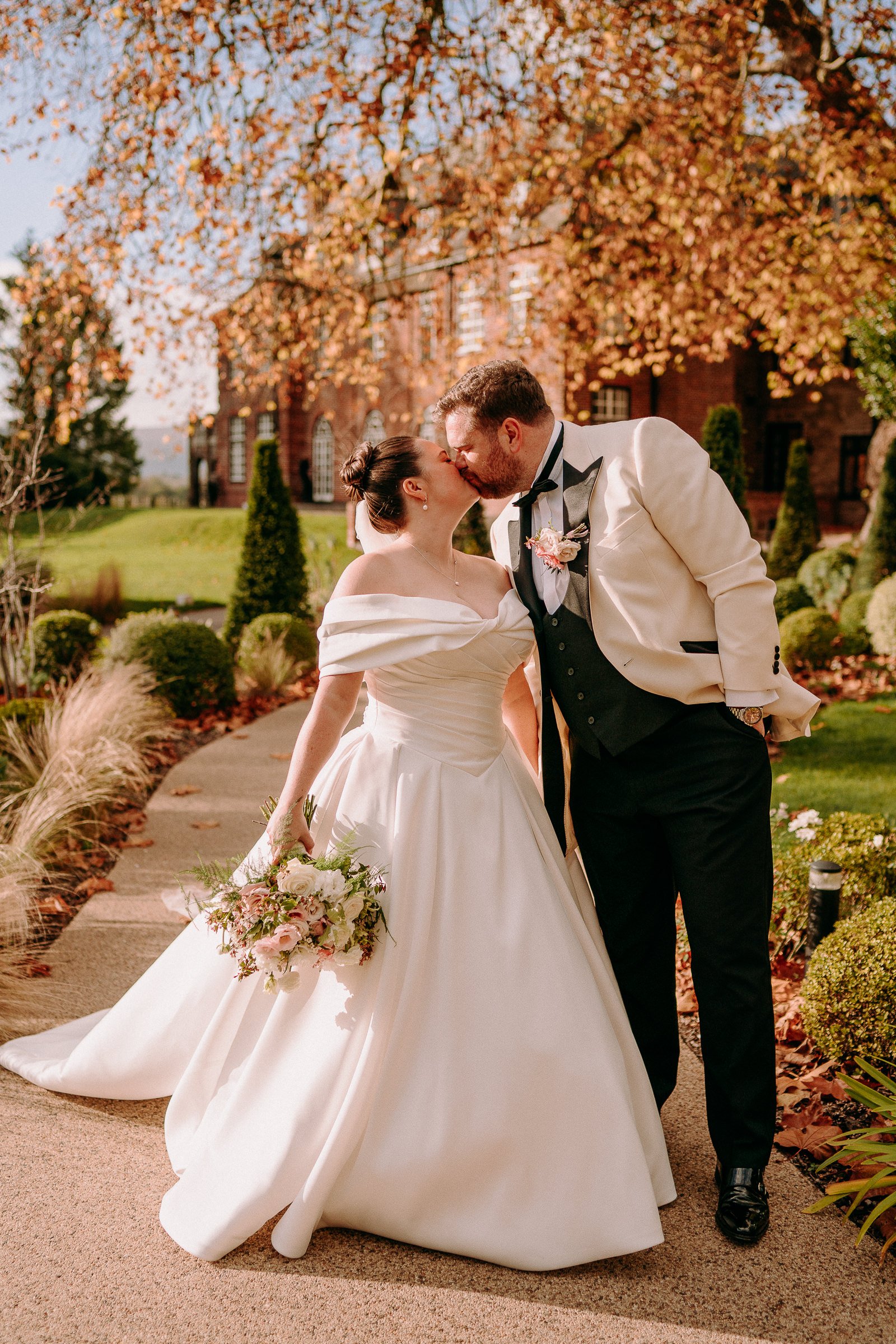 sant-ffraed-house-wedding-photographers-fun-natural-relaxed-documentary-157.jpg