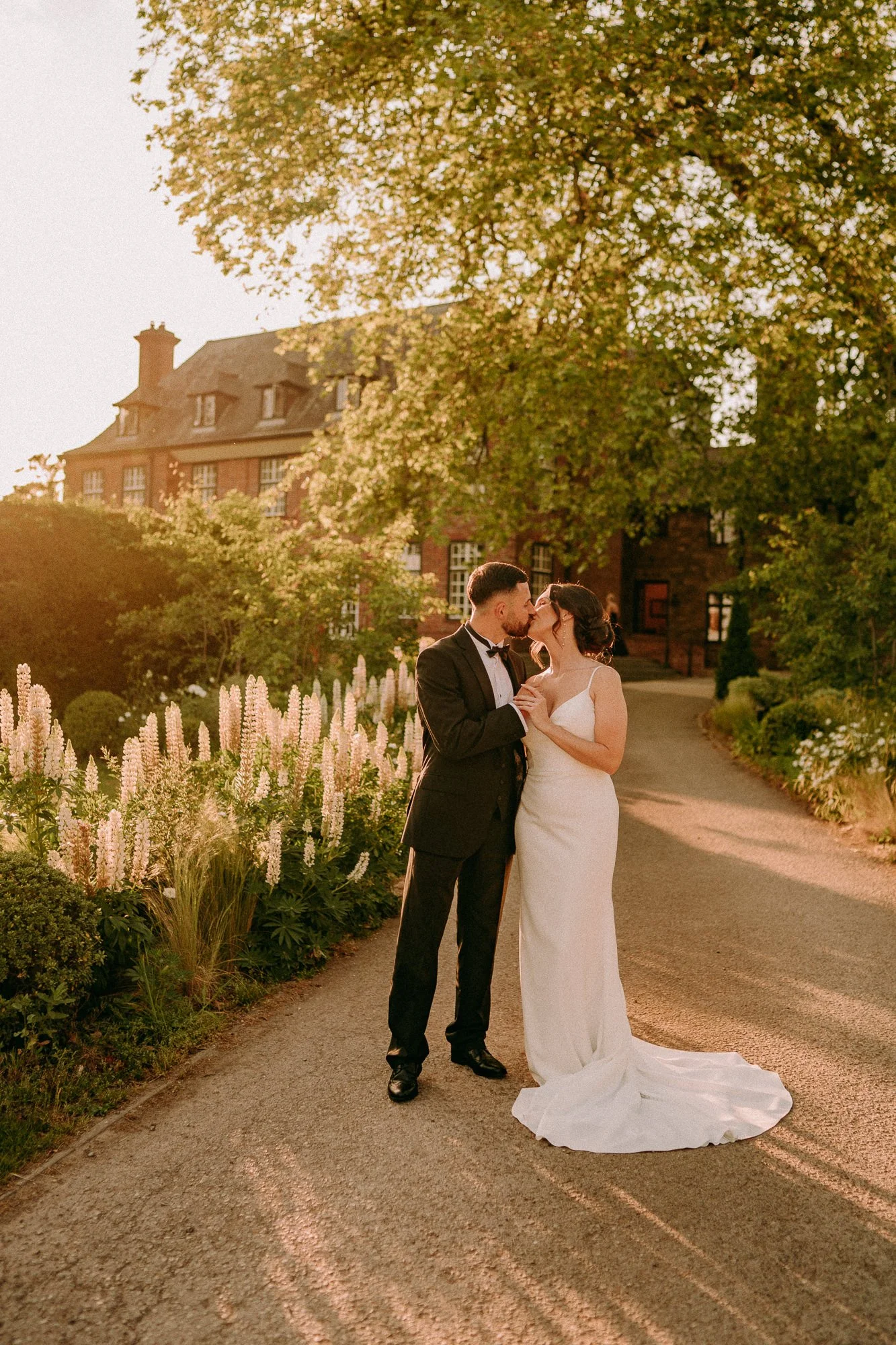 sant-ffraed-house-south-wales-wedding-photographer-relaxed-documentary-12.jpg