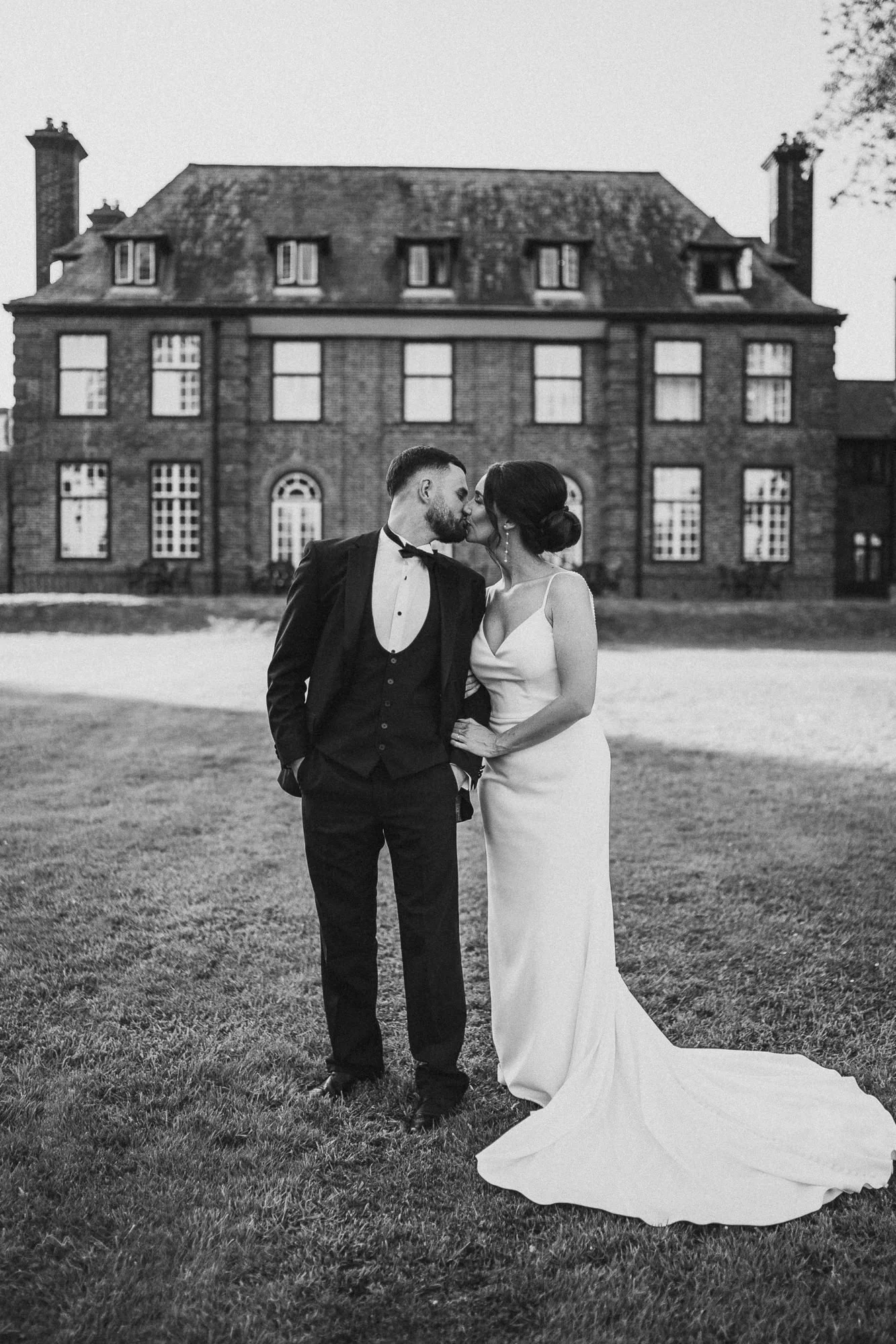 sant-ffraed-house-south-wales-wedding-photographer-relaxed-documentary-15.jpg