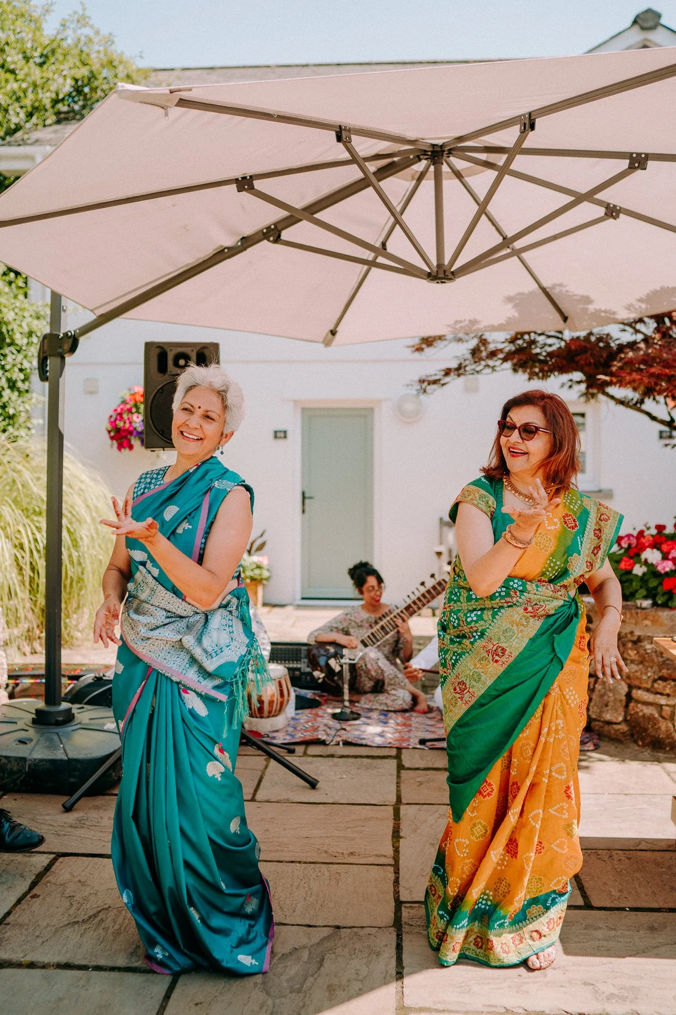 king-arthur-swansea-hindu-fusion-wedding-photographers-outdoors-100.jpg