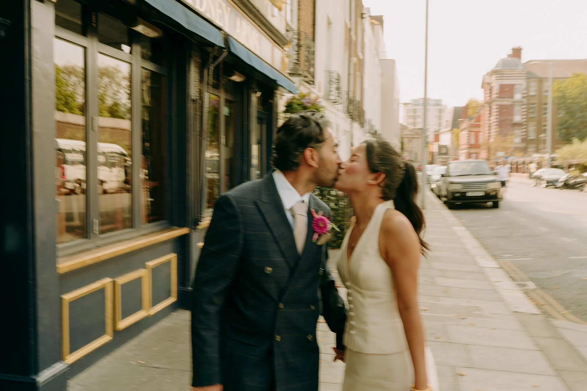 chelsea-town-hall-london-relaxed-fun-wedding-photographer-39.jpg