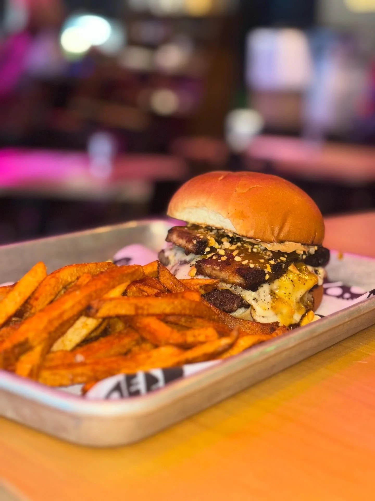 The Jelly Belly Smash Burger by Cold Friends is the perfect combo of savory and sweet 🍔😋 
@coldfriendskitchen is cooking everyday open-late night here at New Am! Grab a delicious dinner or accompaniment to your drinks 🍻 
#smashburger #burger #pg