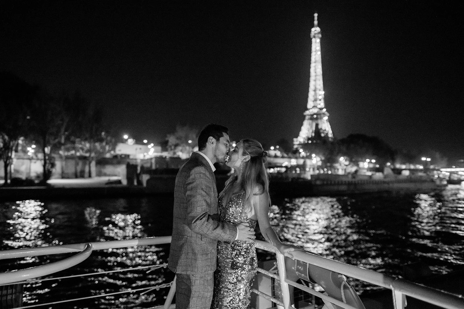 paris by night welcome dinner on cruise photography by thierry joubert and videography by 3 petits points