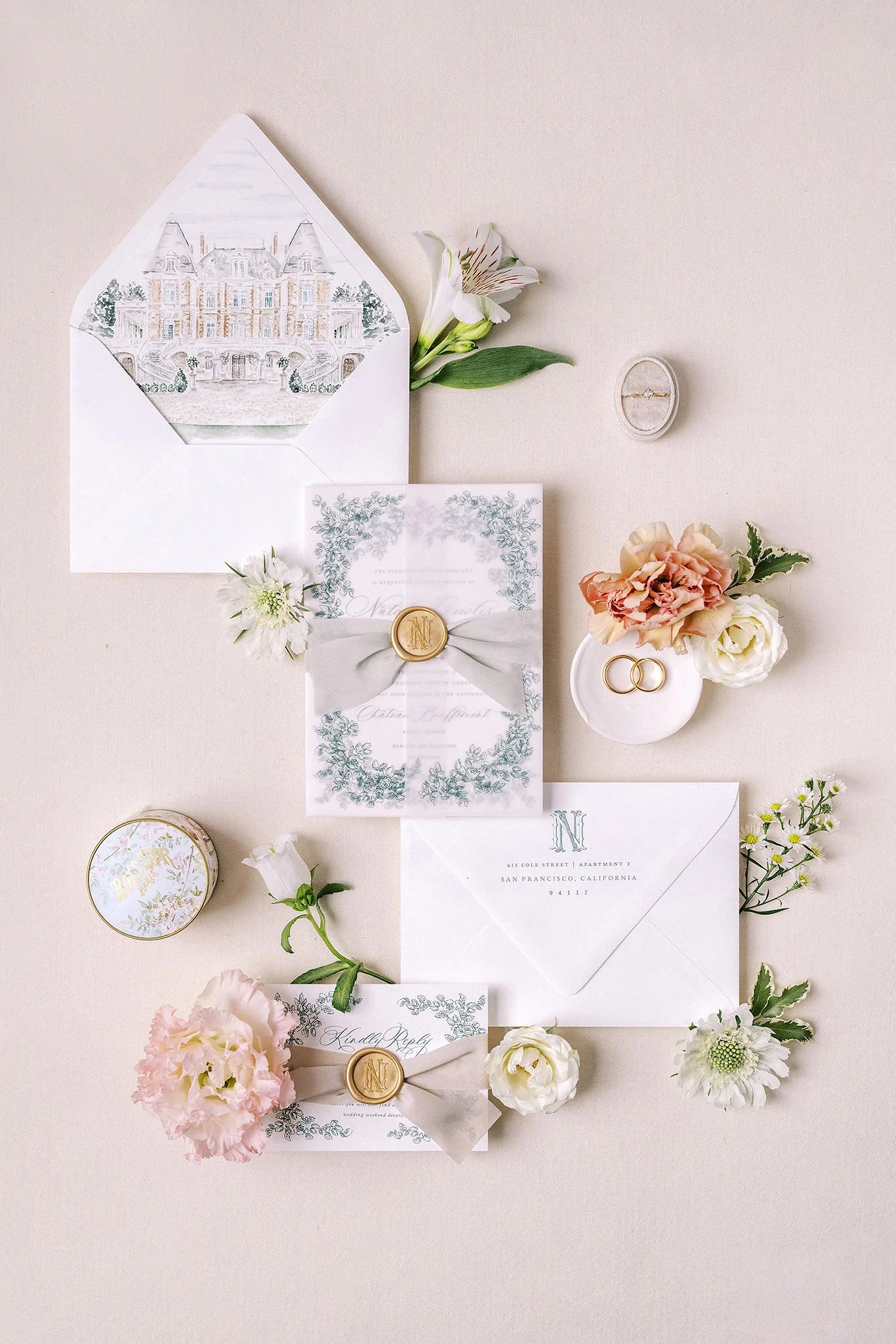flatlay by Mailys fortune wedding videographer in france 3 petits points