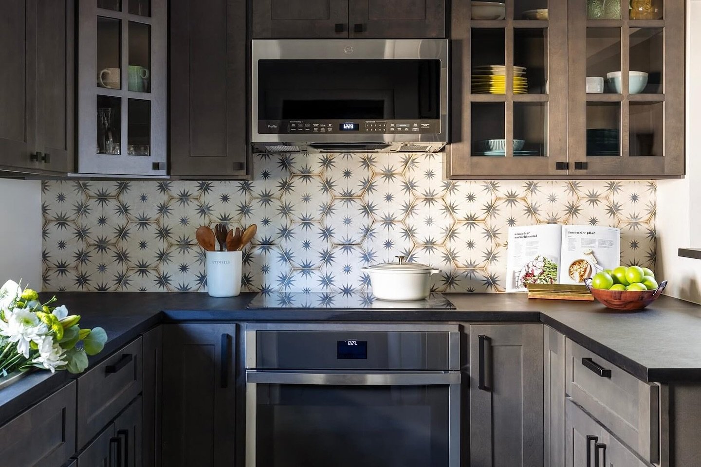 Still not over this kitchen glow-up! ✨ But we have to admit&hellip;it&rsquo;s the backsplash that stole our hearts. 💚 It brought the whole space together and added the perfect finishing touch.