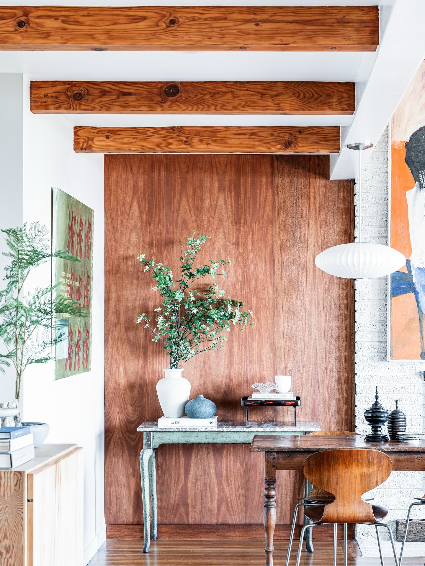 🏆 One of our favorite award-winning remodels where striking wood beams and timeless design come together to create a truly unforgettable space. 🪵