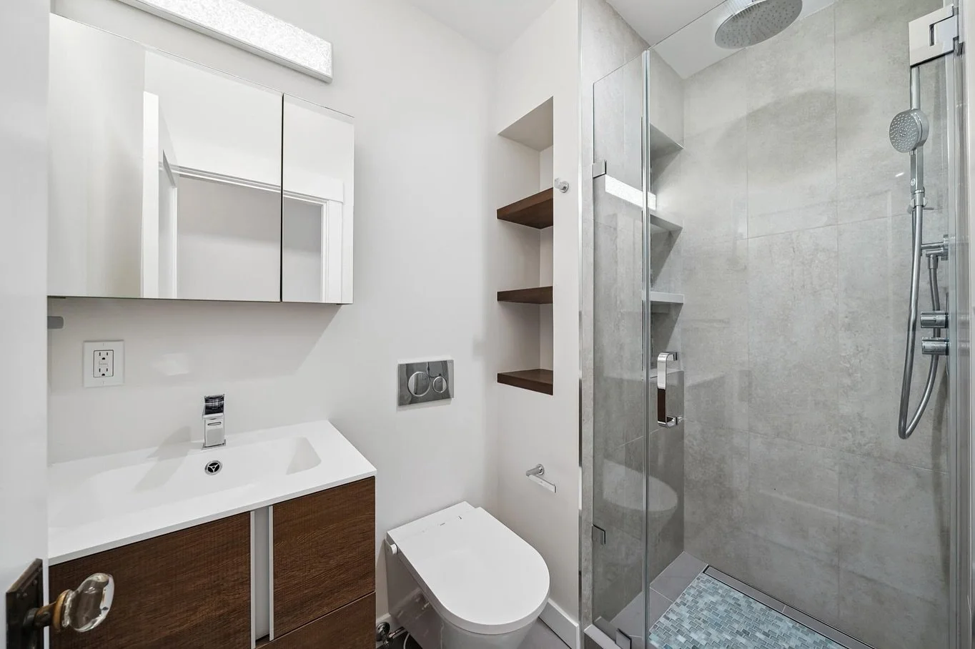 Proof that the right remodel changes everything, turning this bathroom from a dark, dated, cramped space to one that&rsquo;s bright, modern, and open. 💚