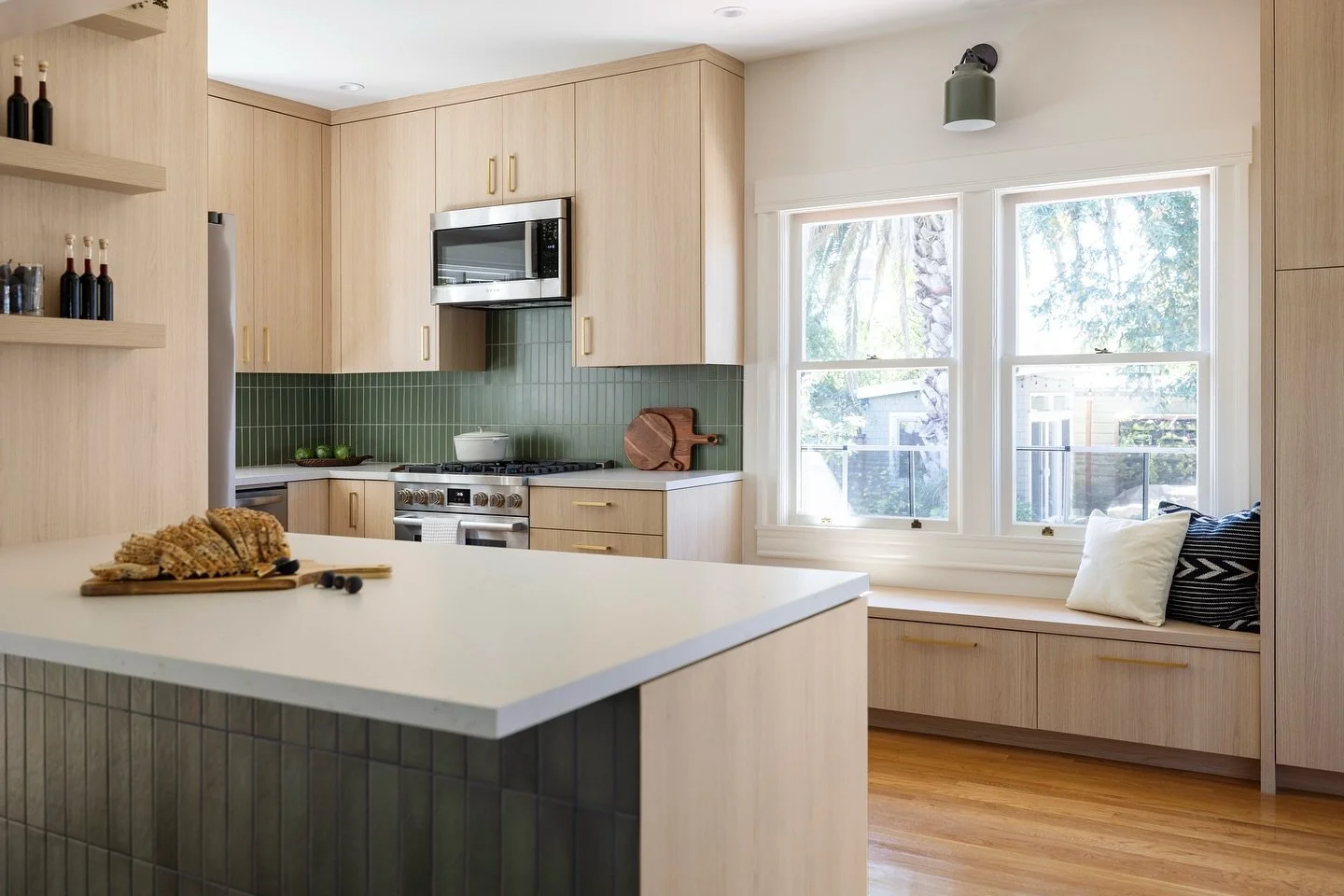 There&rsquo;s something so special about slow mornings this time of year 🍂☕️ The built-in bench in this Alameda kitchen is a sunny spot for breakfast, coffee, or simply pausing to take in the view of the redwood tree outside. Designed for comfort an