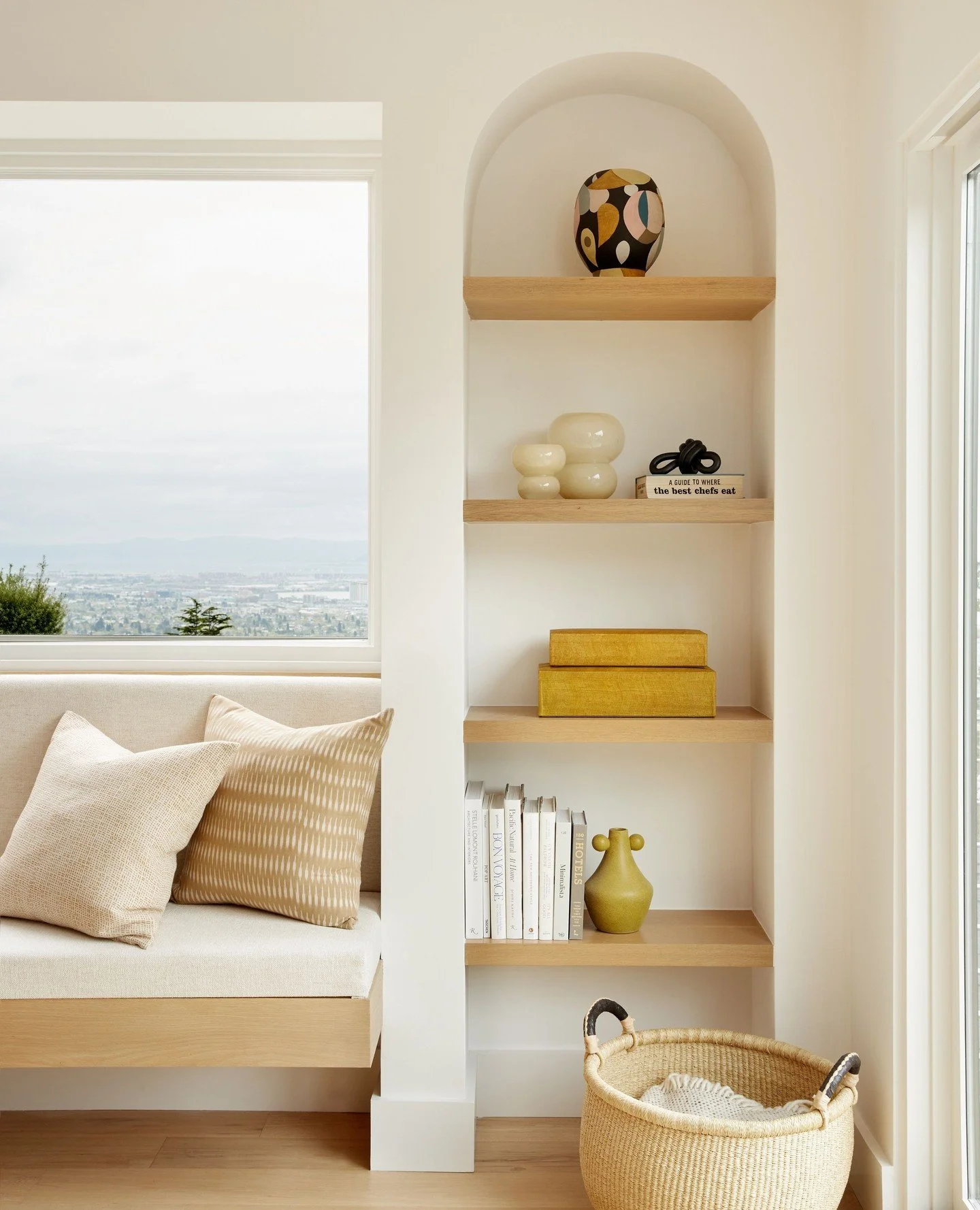 This is how you do a cozy corner. 🤍⁠
⁠
Contract 🛠: @hdrremodeling⁠
Design 👩&zwj;🎨: @refinedinteriors.design⁠
Photo 📷: @caitbeyer⁠
⁠
⁠
#Architecture #LuxuryHomes #LuxuryDesign #DesignBuild #Construction #HomeRenovation #CozyCorner #BuiltInFurnitu