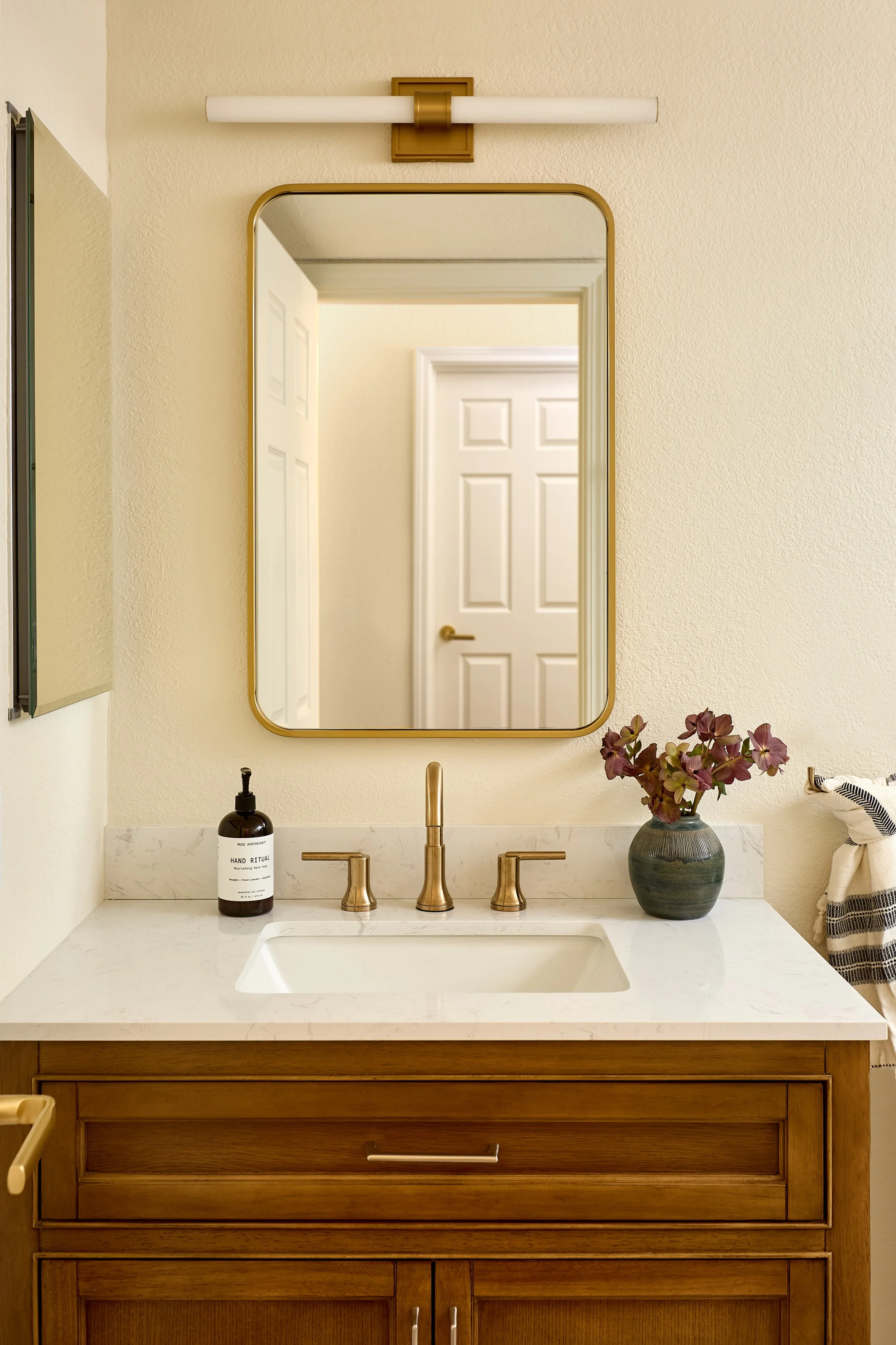 2026_0312_HDR_CaitlinBeyer_1710Kofman_DownstairsBathroom_2.jpg