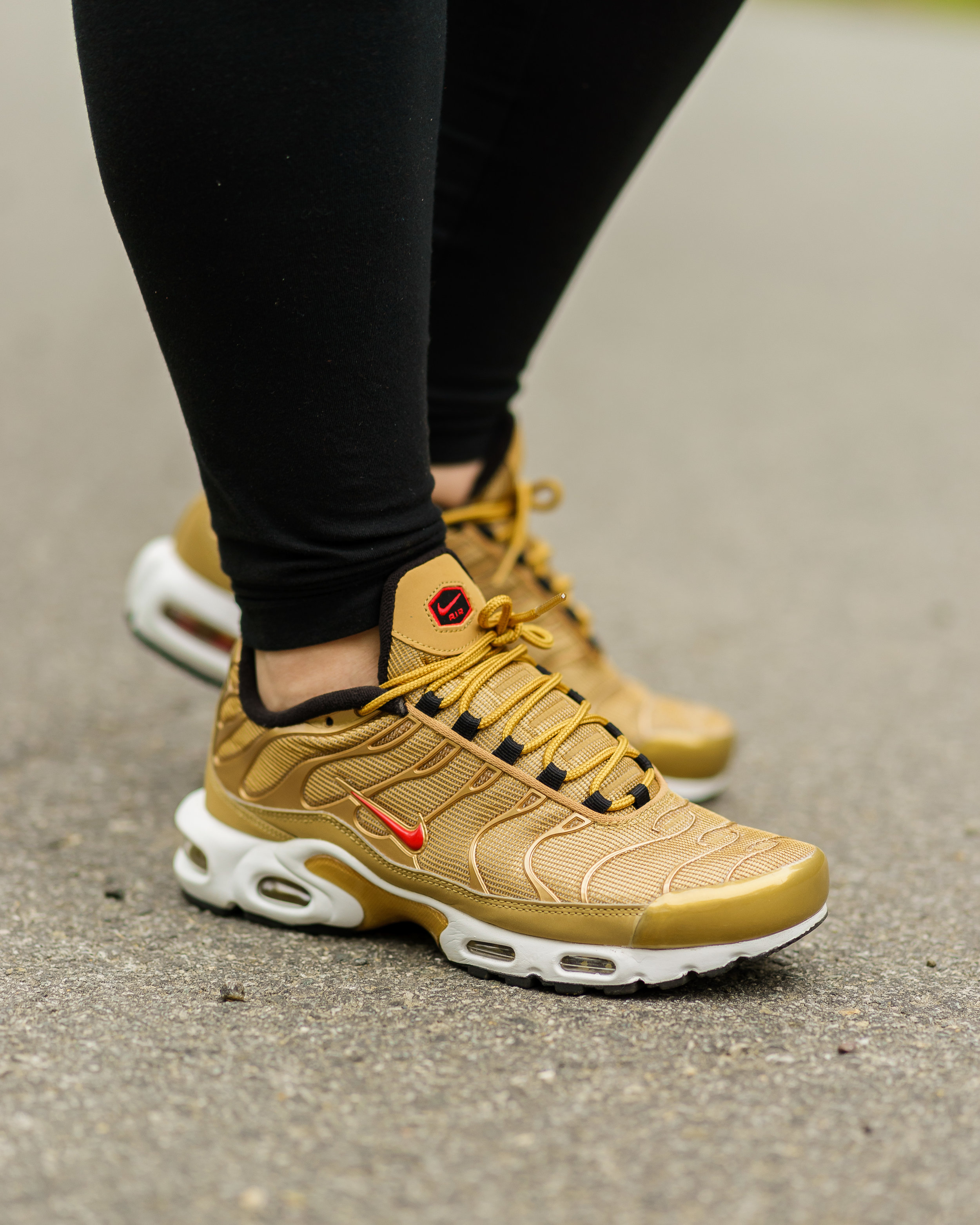 gold air max plus womens