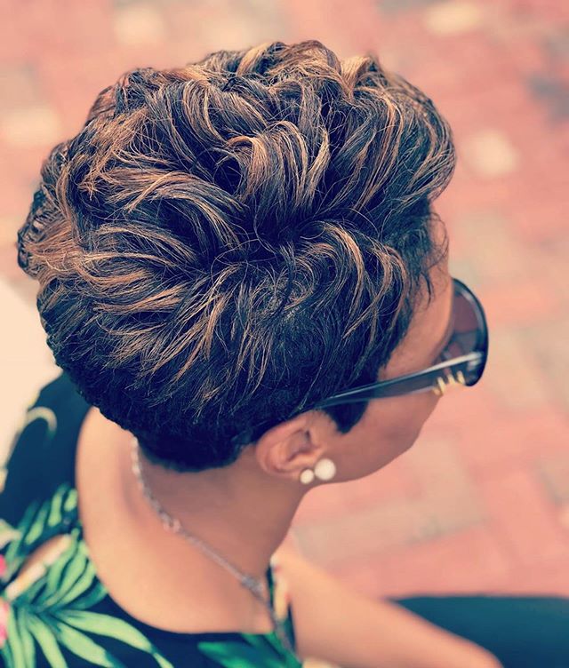 #repost @teachmstanner
・・・
Top View. 
Thanks to one of my favorite people 💇🏽&zwj;♀️ @eshetodd for adding a bit of color to my summer 😃 Happy Friday. #GlamourMANEia #shorthair #pixiecut .
.
.
.
.
.
.
.
.
.
.
#behindthechair  #licensedtocreate #hair