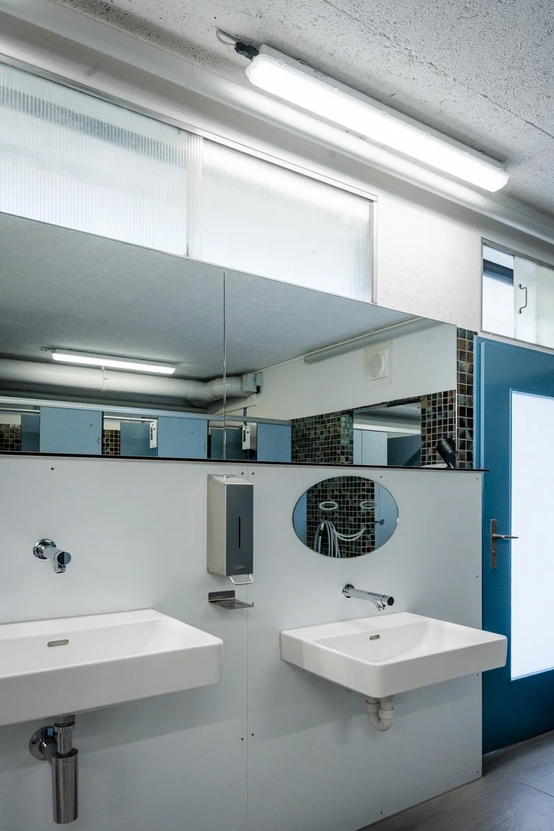 WC Anlage mit Kinder Waschbecken