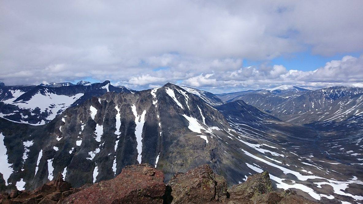 Fortsatt snø i høgfjellet i slutten av juni.