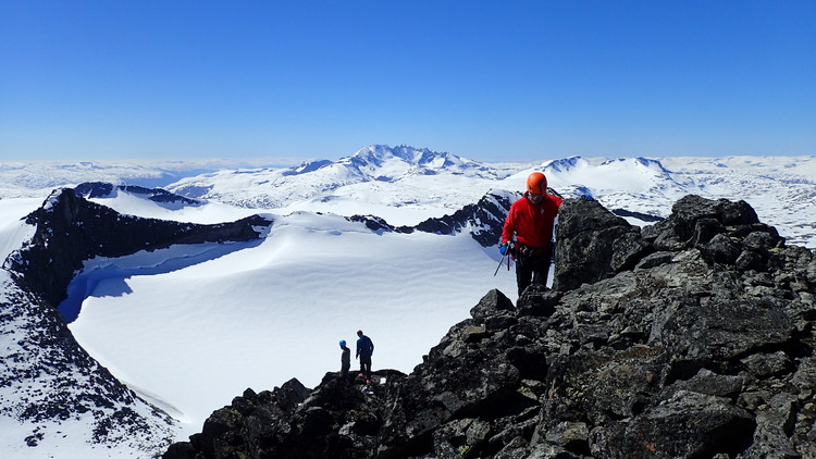 MOUNTAIN GUIDING Go to the mountains with a mountain guide! We recommend one of the following: Fyrst & Fremst Gjendeguiden Aktiv i Lom