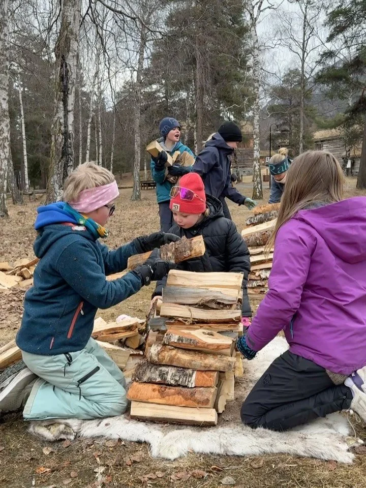 Barske Gl&aelig;der &ndash; eit av &aring;rets h&oslash;gdepunkt!🥳 

I dag var 73 barske (og trivelege!) ungar samla for ein frisk utedag med naturen som leikeplass.🍃🌲🤸🏼&zwj;♀️ Heilt sidan 2004 har femteklassingar fr&aring; V&aring;g&aring;, Lom