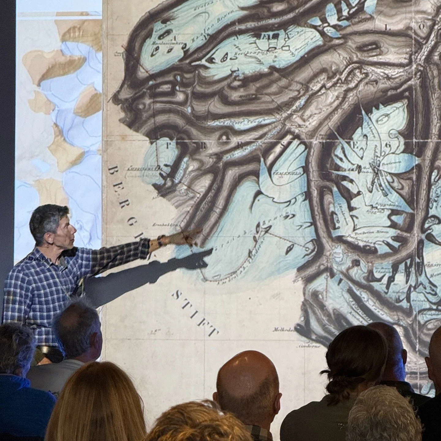 Tusen takk til alle som vart med p&aring; foredraget med Dag O. Hessen p&aring; Norsk fjellsenter i g&aring;r 🤩

G&oslash;y &aring; sj&aring; fjellsenteret fullt av folk!

Foredraget tok utgangspunkt i Hessens nyaste bok "Brefallet", som k