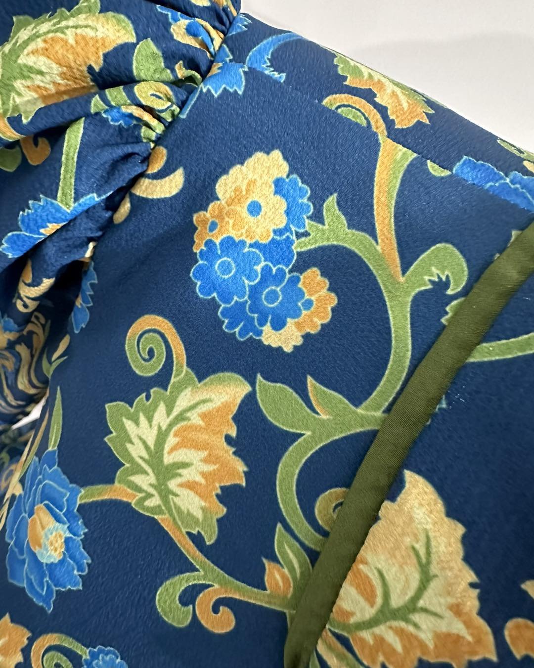 Loving the versatile colour palette in this fabric, allowing you to accentuate different colors with accessories. 

#custommade #madeforyou #versatility #colourpalette #accessories #fotf #australianmade