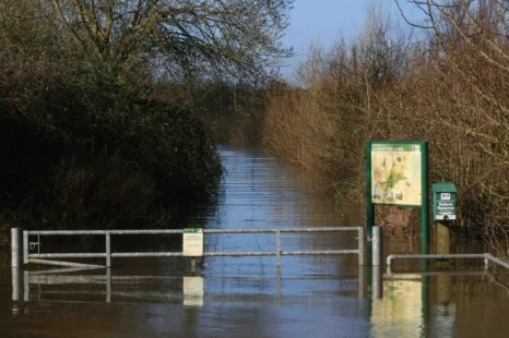 Flooded Coombe Hill car park 2007