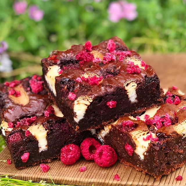 LINDT WHITE CHOCOLATE &amp; RASPBERRY BROWNIE || Just another one of our delectable treats that just happens to also be Gluten Free💁🏼&zwj;♀️. You&rsquo;re welcome ☺️!
@lindt #lindtlove