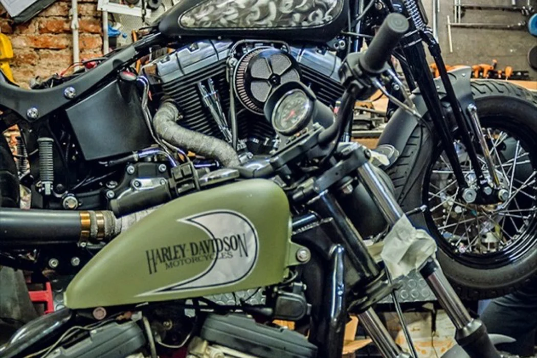 MILANO: LA VIA DELLE MOTO - www.icon.panorama.it E' una questione di filosofia. Per farsi una bella moto, oltre a un po’ di soldi, serve cultura, ricerca, passione; e le doti artigianali di un meccanico che, com... Learn More