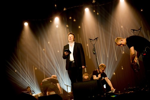 Her er Bary as sine dyktige og effektive sceneteknikarar i aksjon medan konferansier Sjur Hjeltnes introduserer neste artist på Festivalgallaen i 2015. 